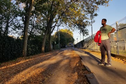 Pablo Bonome, padre de la niña asesinada en octubre de 2018 en la localidad de José Mármol, mira el callejón adonde encontró el cuerpo de su hijita; asegura que hace seis meses esperan pericias judiciales elementales y dice que los cómplices del crimen están libres
