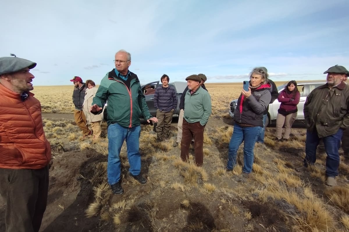 Pablo Borrelli, de OVIS 21, presentó el programa POA en la estancia La Tapera; a su lado, el productor Mariano Ilarragorri, uno de los casos pioneros en aplicar al programa en Santa Cruz