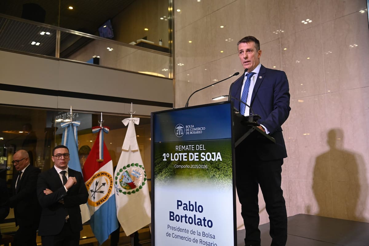 Pablo Bortolato, presidente de la Bolsa de Comercio de Rosario en el acto por el remate del primer lote de soja tras la presentación del informe sobre retenciones
