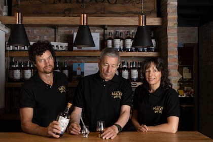 Pablo comparte su pasión por el whisky con sus hijos, Celia y Conrado.