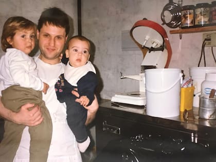 Pablo con sus sobrinos en La Góndola, uno de los locales en los que trabajó.