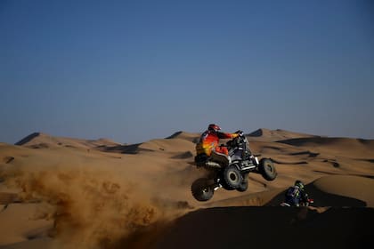 Pablo Copetti impulsa su quad durante la segunda etapa del Rally Dakar 2021 entre Bisha y Wadi Ad-Dawasir en Arabia Saudita, el 4 de enero de 2021