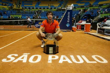 Pablo Cuevas con el título del Abierto de Brasil