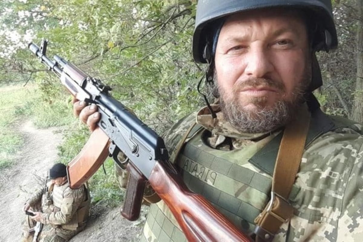 Pablo Czornobaj, voluntario argentino en el Ejército de Ucrania, con su rifle de asalto en mano