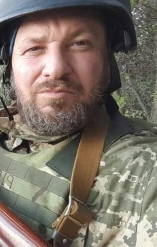 Pablo Czornobaj, voluntario argentino en el Ejército de Ucrania, con su rifle de asalto en mano