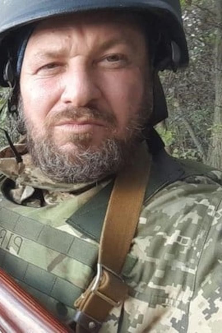 Pablo Czornobaj, voluntario argentino en el Ejército de Ucrania, con su rifle de asalto en mano