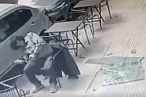Pablo Daniel Balestreri sufrió cortes profundos y traumatismo de cráneo tras el desprendimiento de un panel de vidrio mientras se encontraba en un bar de Palermo