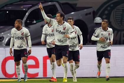 Pablo, de Athletico Paranaense, celebra el primer gol de su equipo ante Palmeiras en Sao Paulo; con un empate conseguido cerca del final, desbancó al gran candidato