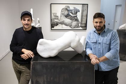 Pablo de Sousa en la nueva sede de su galería, junto a Alexis Minkiewicz y sus obras