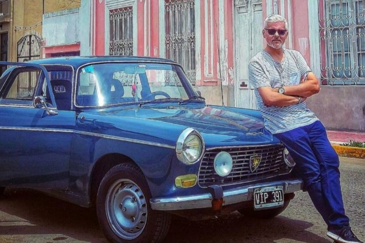 Pablo Delonghi es un trabajador ferroviario que recorrió con su Peugeot 404 más de 100 pueblos de la provincia de Buenos Aires