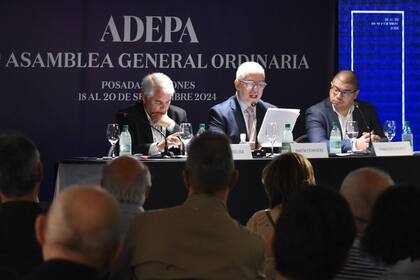 Pablo Deluca, Martín Etchevers y Francisco Muñoz, en el comienzo de la 62° asamblea de ADEPA
