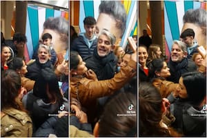 Pablo Echarri vivió un incómodo momento en la puerta del teatro mientras se sacaba fotos con el público que lo esperaba (Foto: Captura de video)