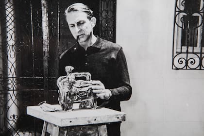 Pablo Edelstein, circa 1972, en su atelier de Laprida 2050