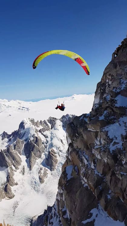 Pablo es guía de alta montaña y tiene licencia como piloto biplaza de parapente