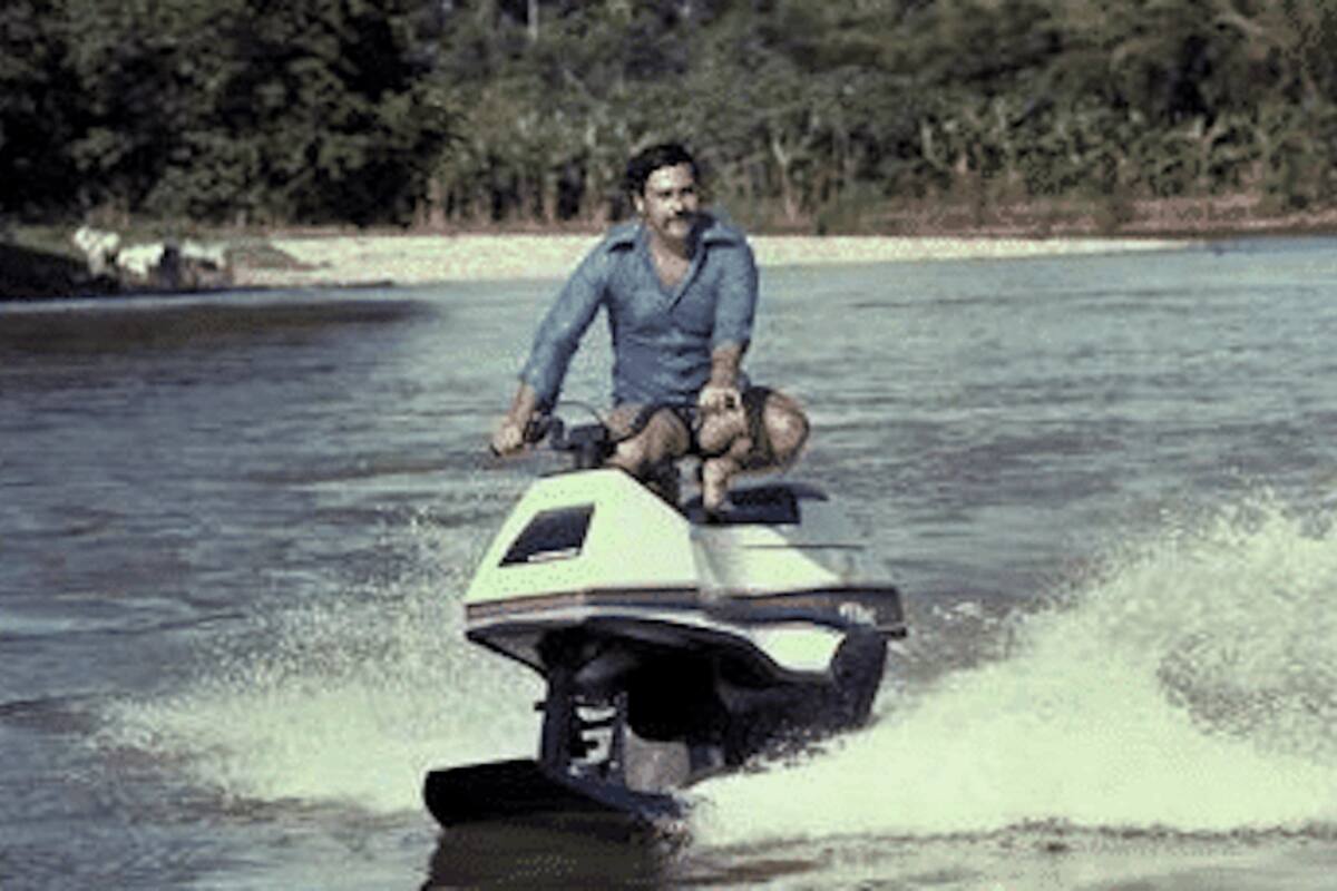 Pablo Escobar tenía dinero y “juguetes” para divertirse. Aquí en moto de agua.