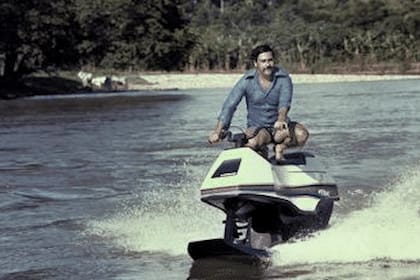 Pablo Escobar tenía dinero y “juguetes” para divertirse. Aquí en moto de agua.