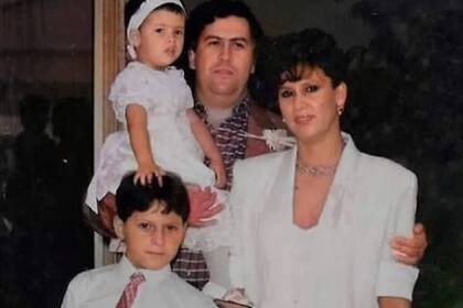 Pablo Escobar tuvo dos hijos con María Isabel Santos Caballero, Manuela y Juan Pablo, ambos cambiaron sus nombres en 1994