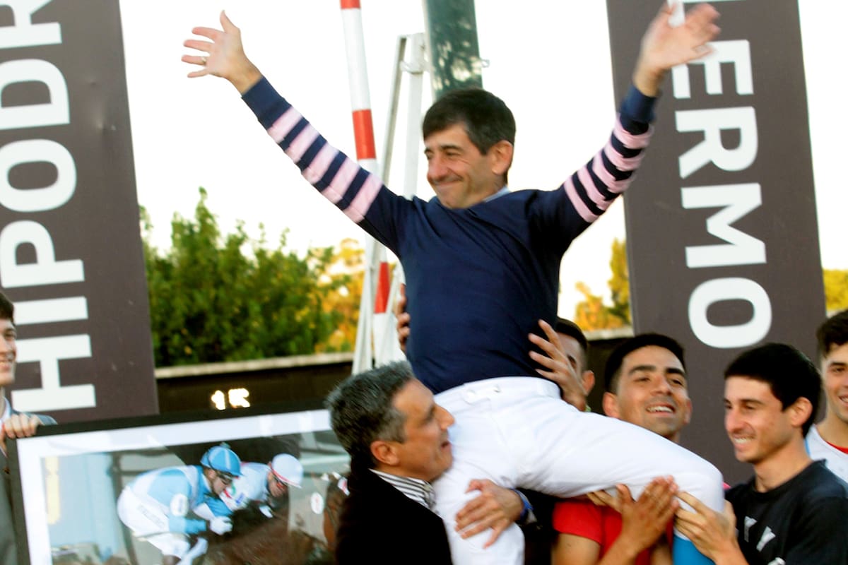 Pablo Falero corrió por última vez en la Argentina; en el agasajo, se pasó un video, le regalaron un cuadro y lo llevaron en andas