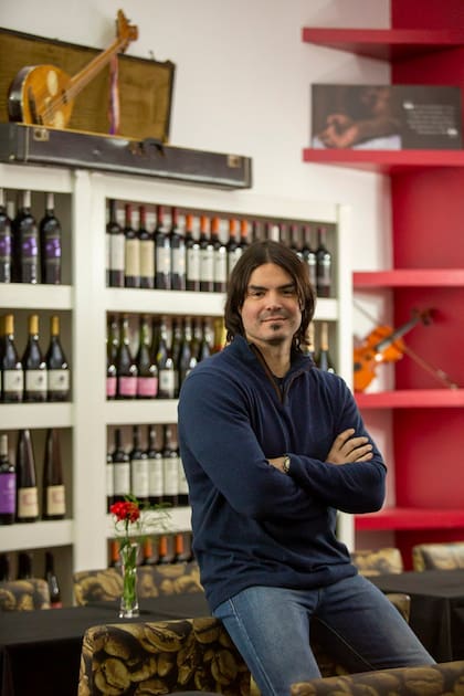 Por iniciativa de Pablo Ferraudi, El Castillo de Sandro será un bar temático donde la cata de vinos dialogará con el legado artístico del músico.