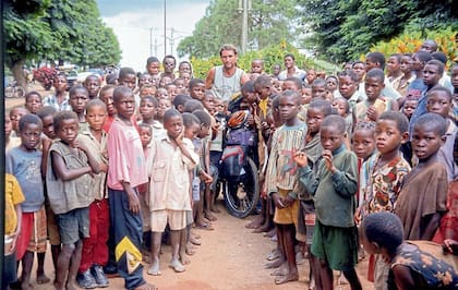 Pablo García, autor del sitio Pedaleando el Globo, rodeado de niños en medio de su viaje por África