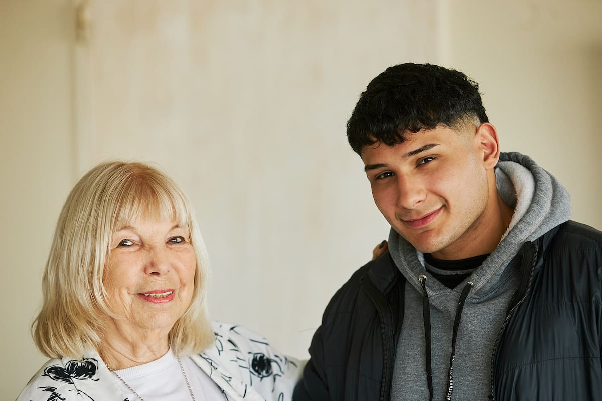 Pablo García junto a Lidia Grichener, quien era presidenta de Missing Children mientras estuvo desaparecido
