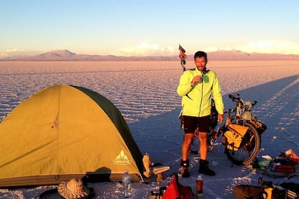 Pablo García recorrió el mundo en bicicleta: en 2016 vistió el Salar de Uyuni