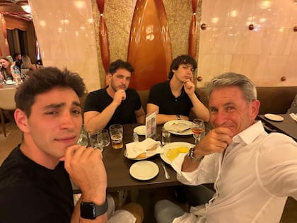 Pablo Ghisoni con sus tres hijos, reunidos para cenar