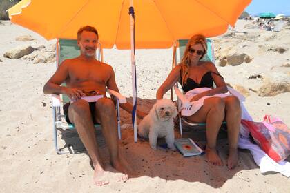 Pablo Gil, Luli Dietrich y Gloria en playa Bikini, Manantiales