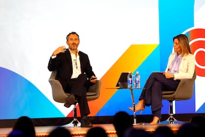 Pablo Goldberg, de BlackRock, junto a Anna Cohen en el segundo día del Coloquio de IDEA, en Mar del Plata