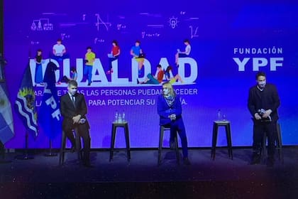 Pablo González, Alicia Kirchner y Federico Basualdo, condujeron un acto luego de la inauguración