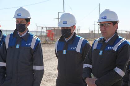 Pablo González y Wado de Pedro recorrieron el yacimiento Restinga Alí que YPF opera en Chubut