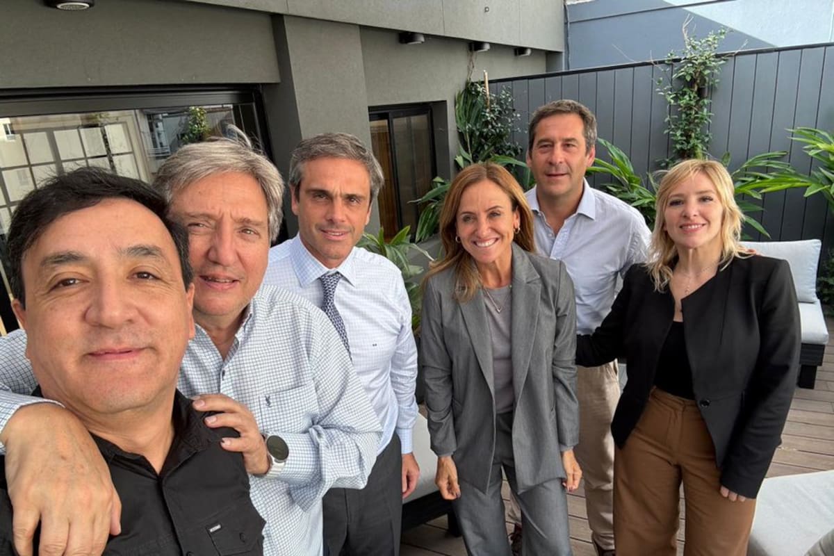 Pablo Grasso, intendente de Río Gallegos, junto a los diputados Emir Félix (Mendoza), Guillermo Michel (Entre Ríos), Victoria Tolosa Paz (Buenos Aires); Juan Pablo Luque (Chubut) y Moira Lanesan (Santa Cruz)