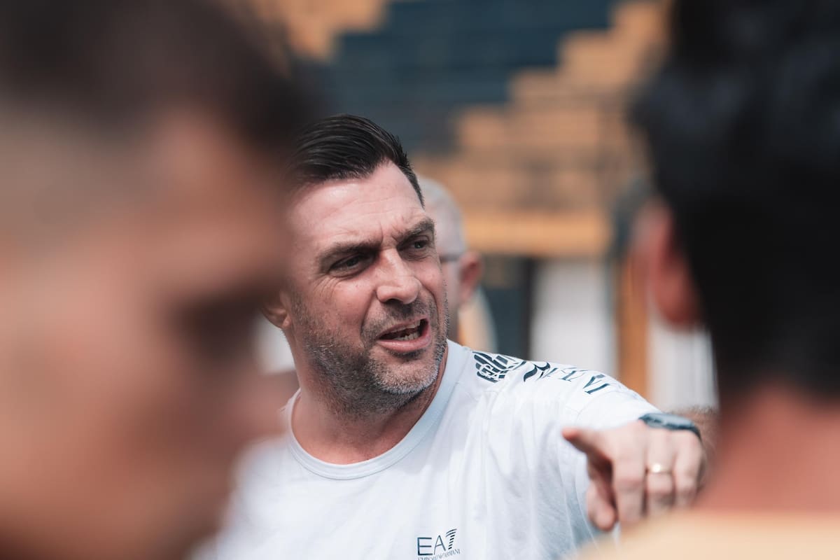 Pablo Guede, dando indicaciones a los chicos de Comunicaciones que hicieron de sparring para el Congreso de técnicos organizado por "Librofútbol.com"