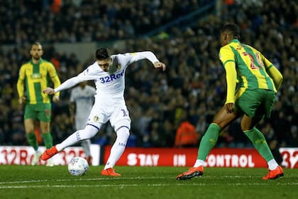 Pablo Hernandez define para abrir el marcador para el Leeds