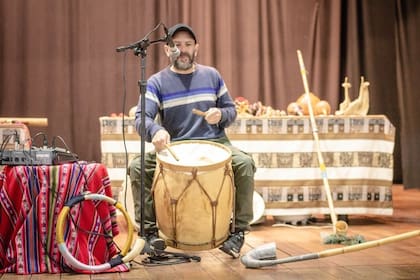 Pablo Iglesias, bombo en mano, en una de sus actuaciones. Instagram: @nuestros_instrumentos