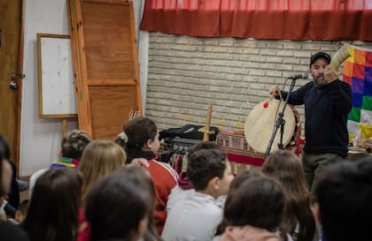 Pablo Iglesias está en búsqueda de instrumentos originales con valor etnológico que, por falta de conocimiento, pudieron haberse perdido a lo largo de los años. Instagram: @nuestros_instrumentos