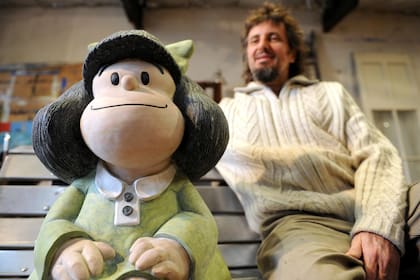 Pablo Irrgang y una de las esculturas de Mafalda