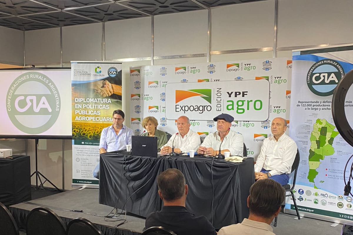 Pablo Juan Sánchez (vicepresidente 3º CRA), Sara Gardiol (Carsfe), Castagnani (presidente de CRA), Javier Rotondo (vicepresidente 2º CRA) y Horacio Salaverri (Carbap)