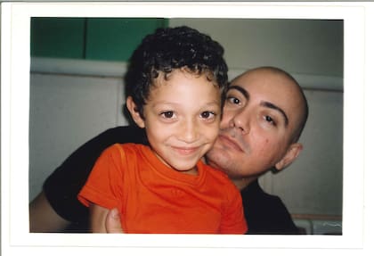 Pablo junto a su hijo Valentín. "Valentín nace en febrero del 2000 y en abril yo presento mi colección. Aquel desfile fue la primera salida que hizo Valentín después de bautizarse"