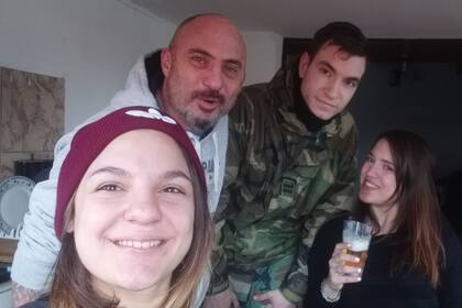 Pablo junto a sus tres hijos