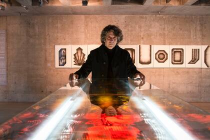 Pablo La Padula y su autorretrato realizado con humo, en el Macba