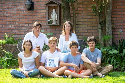 Pablo Lanús y Elena Moreno Vivot junto a sus hijos y el retrato de Santi. Falta "José" en la imagen, a quien no pueden mostrar ni identificar con su verdadero nombre.