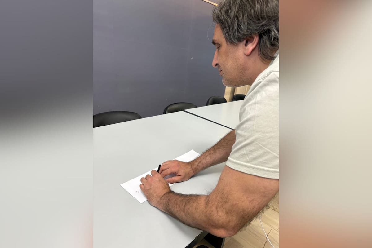 Pablo Lecuona, fundador de Tiflonexos, probando una plantilla