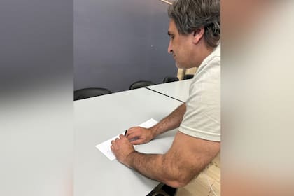 Pablo Lecuona, fundador de Tiflonexos, probando una plantilla