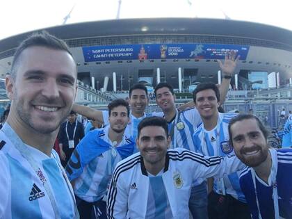 Pablo Leiva (atrás a la derecha) junto con sus compañeros de viaje, a pasos del estadio de San Petersburgo en Rusia 2018