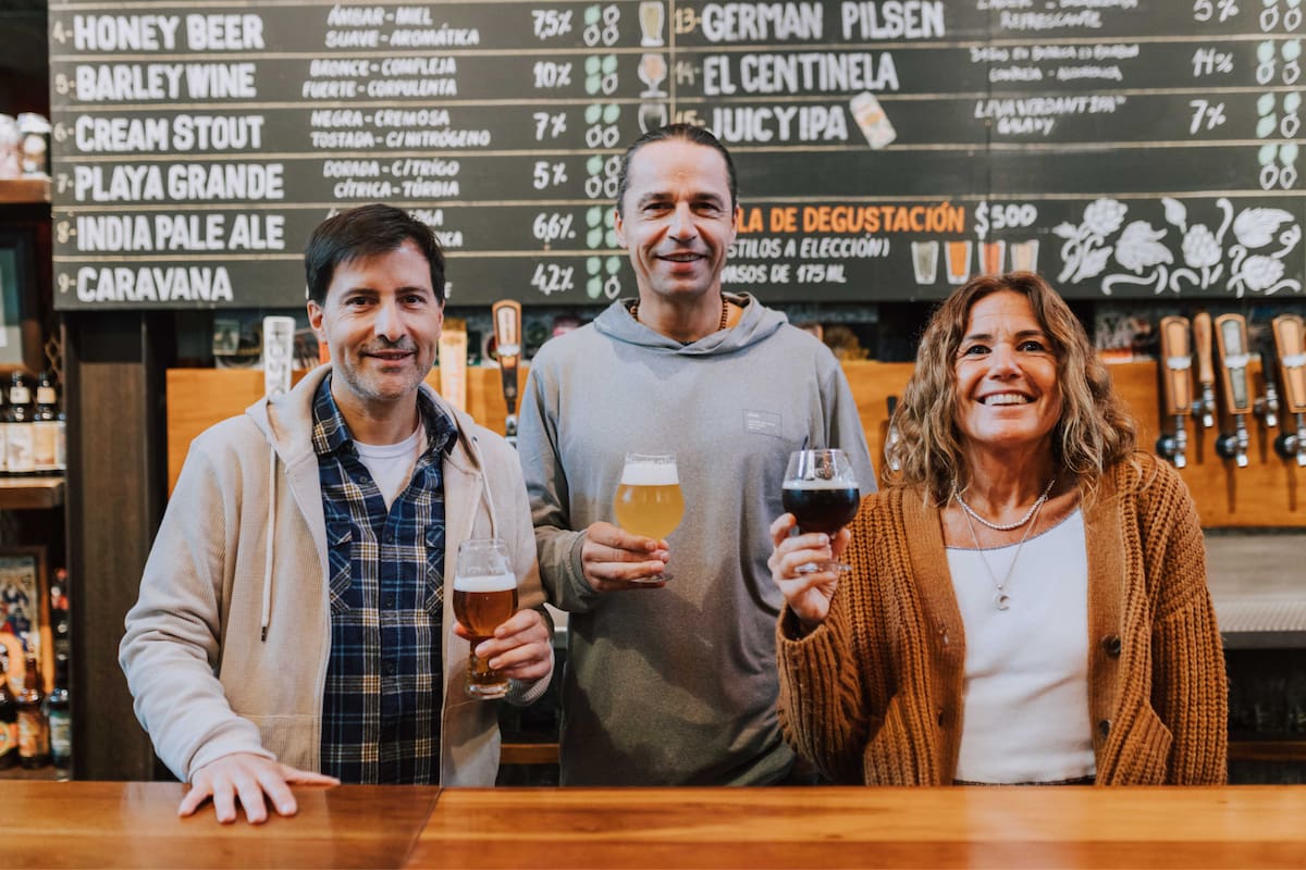 Pablo, Leo y Mariana, los tres fundadores de la cervecería emblema de Mar del Plata