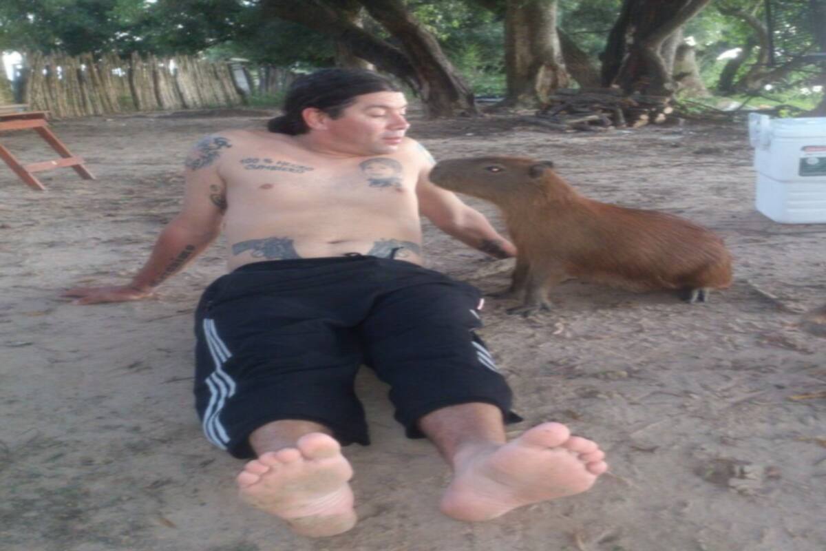 Pablo Lescano compartió una foto cercano a un carpincho. Fuente: @Pablitolescano.