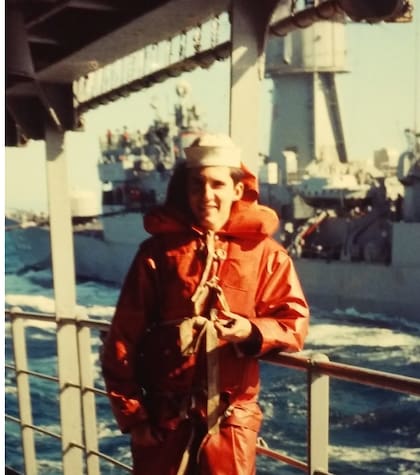 Pablo Lima en el buque tanque ARA Punta Médanos por el mar Argentino