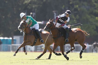 Pablo Mac Donough ejecuta un cogote ante Lucas Monteverde (n.); La Natividad marcó diferencias con su poder de fuego frente a El Overo.