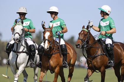 Pablo Mac Donough entre los hermanos Camilo y Bartolomé (h.) Castagnola; el número 3 sobresalió frente a La Hache Cría y Polo en el debut de La Natividad en 2024.